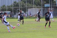 Andressa cruzando a bola no CT de Caxias