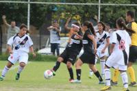 Jogadoras do sub-17 e sub-15 disputam a bola no CT de Caxias