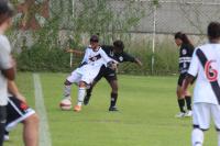 Anna Beatriz Tarantino, a Ronaldinha, foi bem marcada pela defesa do sub-15