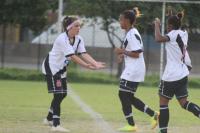 Thamires (nmero 8) comemora seu gol ao lado de Bruna Bielski (faixa rosa)