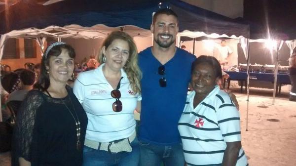 Cau Reymond com funcionrias do clube.