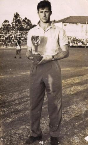 Capito Bellini exibe a taa Jules Rimet no estdio do Treze em 1960