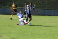 Giorgio disputa bola com jogador alvinegro