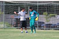 Gabriel Flix escuta orientaes do preparador de goleiros Marcelo Pires