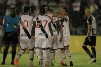 Jogadores comemoram gol de Thalles