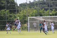 Zaga vascana disputa bola com ataque alvinegro