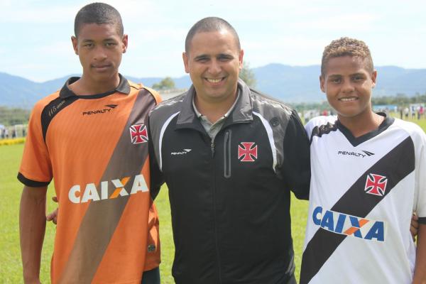Luco e Joo Pedro ao lado de Ricardo Lopes, atual coordenador do infantil