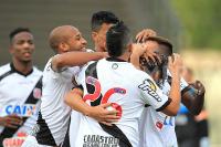 Jogadores comemoram gol de Douglas
