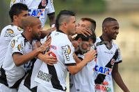 Jogadores comemoram gol de Douglas