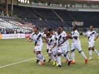 Jogadores comemoram gol de Douglas