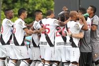 Jogadores comemoram gol de Douglas