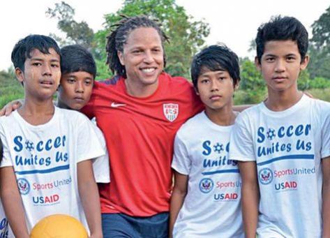Hoje trabalhando para o governo dos EUA, Cobi Jones d palestras pelo mundo