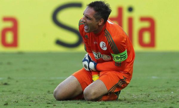 Fernando Prass sente a leso durante o jogo contra o Flamengo