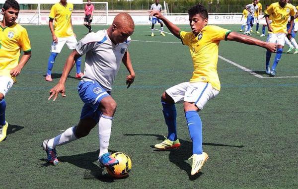 Evander em ao com a camisa da Seleo