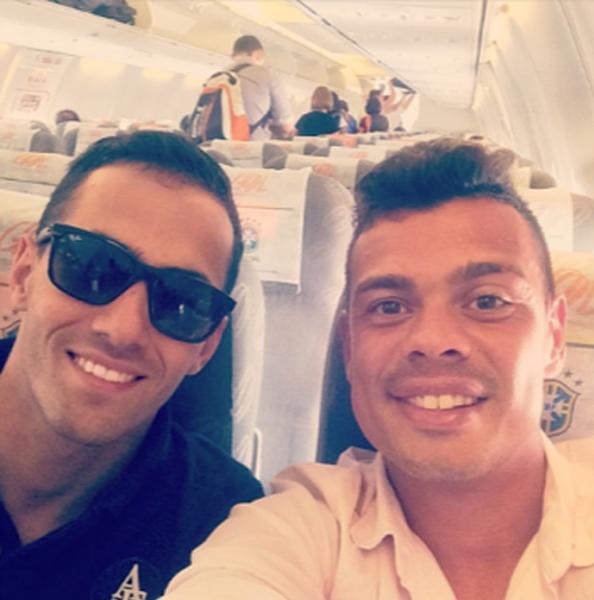 Bernardo no avio rumo a So Paulo ao lado do assessor Marco Antnio Rocha