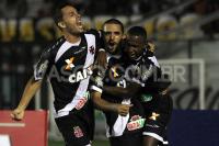 Jogadores comemoram gol de Douglas Silva