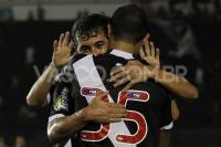 Jogadores comemoram gol de Douglas Silva