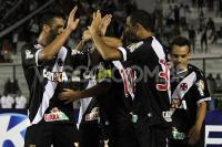 Jogadores comemoram gol de Douglas Silva