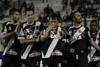 Jogadores comemoram gol de Douglas Silva