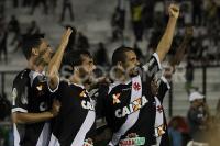 Jogadores comemoram gol de Douglas Silva