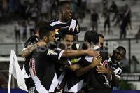 Jogadores comemoram gol de Douglas Silva