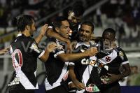 Jogadores comemoram gol de Douglas Silva