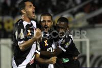 Jogadores comemoram gol de Douglas Silva