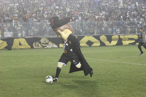 Mascote tambm cobrou pnalti no Caldeiro- Foto: Rener Pinheiro