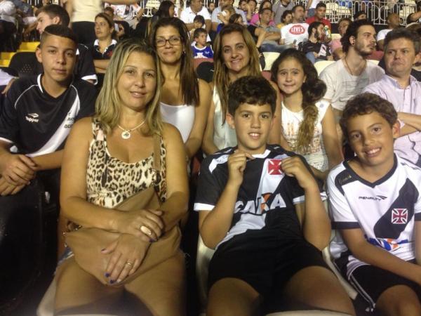 Gabriel e Rafael (abaixo) acompanhados da me, tias e primos na primeira vez em So Janurio.