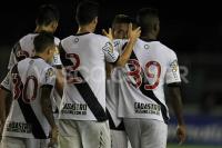 Jogadores comemoram gol de Rafael Silva