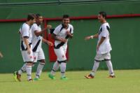 Jogadores comemoram gol marcado por Daniel Pessoa