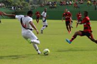 Alisson cruza a bola para rea