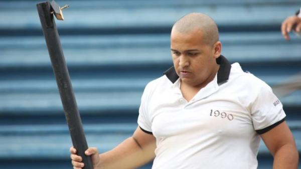 Leone Mendes no dia da briga com a barra de ferro na mo