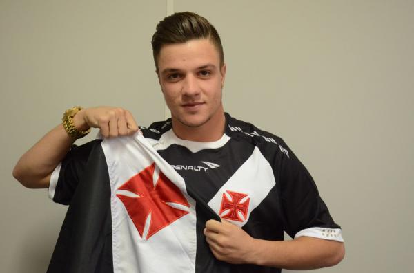 Renato Kayzer posa com a bandeira do Vasco