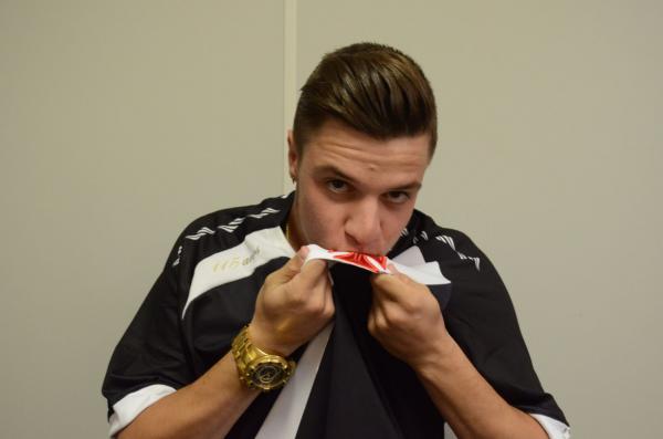 Renato Kayzer beija o escudo do Vasco