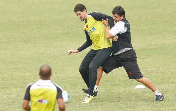 Martn disputa a bola com o tcnico Adilson Batista em um recreativo em So Janurio: feliz no Vasco e aliviado pela melhora da filha Pilar