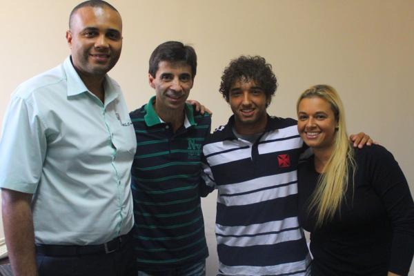 Hugo Borges ao lado de seus pais e do dolo Mauro Galvo