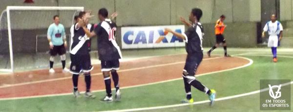 Roni comemora o seu primeiro gol na goleada sobre o Graja