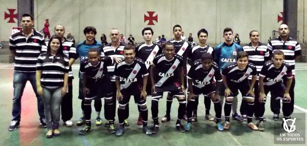 Jogadores e comisso tcnica perfilados antes do incio da partida