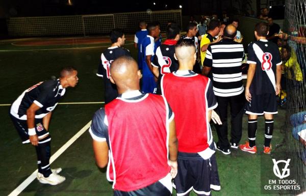 Lance da confuso que culminou com o rbitro concedendo o gol de empate ao Graja