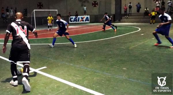 Lance do segundo gol do Vasco: Victor Andrade chuta cruzado de perna esquerda para Joo Vittor (na foto infiltrando por trs do ltimo defensor) escorar no canto do goleiro