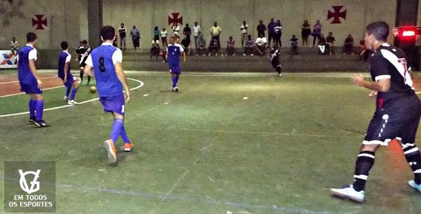 Lance do gol da vitria: Pedro Vargas, ao fundo, recebe belo passe de Sinsio (7) para chutar rasteiro e desempatar o placar