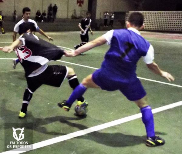 Pedro Vargas (13)  puxado e sofre falta