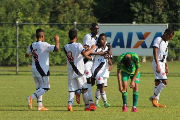 Robinho festeja com os companheiros o primeiro gol do jogo