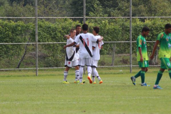 Jogadores comemoram gol marcado por Marquinhos