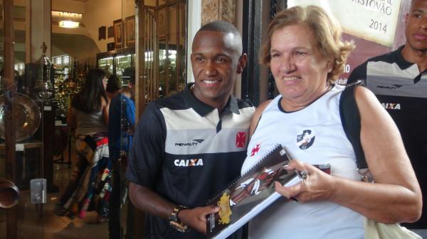 Neide Santos, torcedora vascana, ganhou um caderno do Vasco no 'Quiz surpresa'