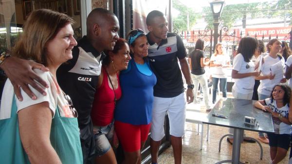 Simpticos, os jogadores atenderam a todos os visitantes