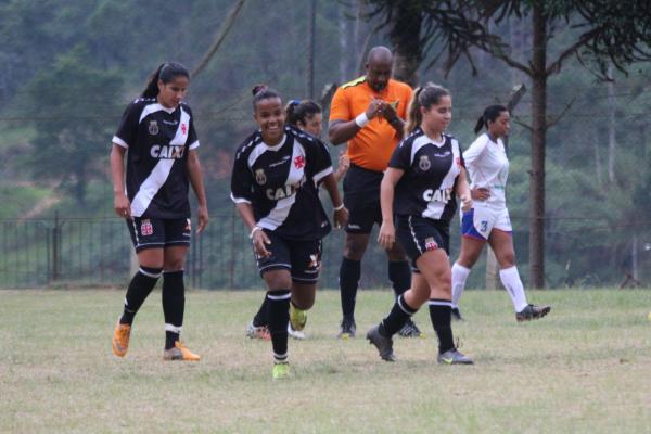 Thain festeja gol marcado no primeiro tempo