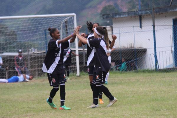 Aryane festeja com gol com Bruna Zucolotto e Bruna Bielski