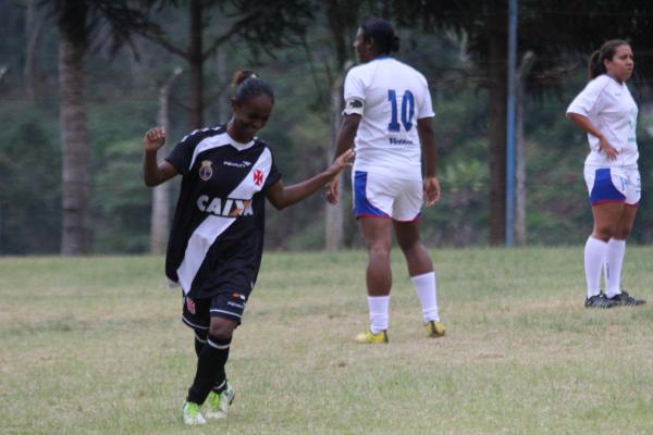 Com dancinha, Lorrany comemora seu primeiro gol no jogo